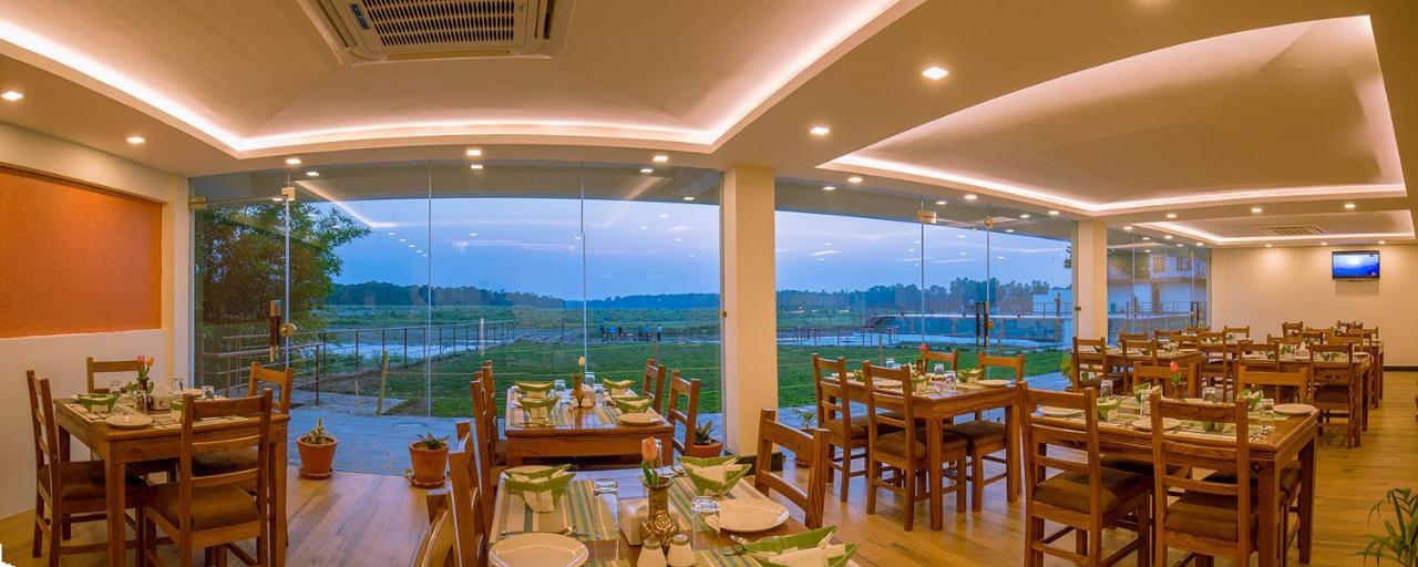 Park Safari Resort Sauraha Luaran gambar