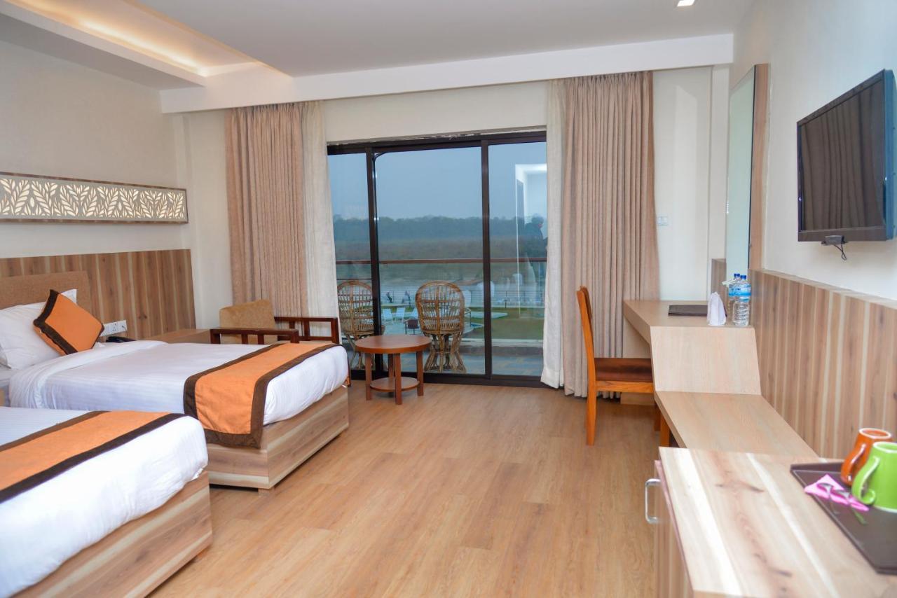 Park Safari Resort Sauraha Luaran gambar