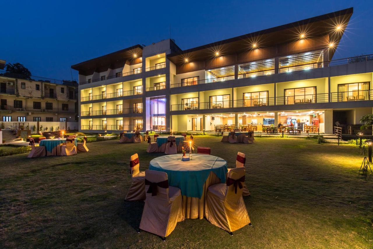 Park Safari Resort Sauraha Luaran gambar